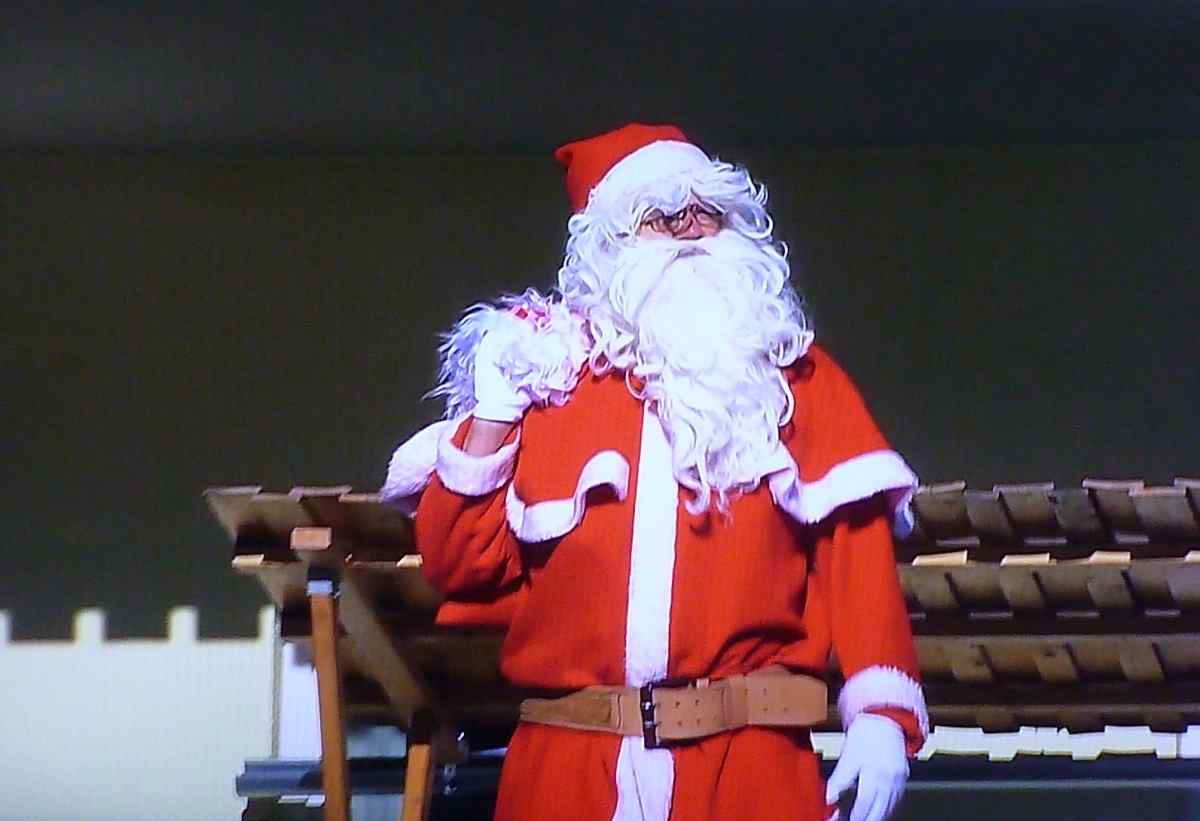 Auch der Nikolaus zeigt reges Interesse; Bildquelle: ARD/ZDF