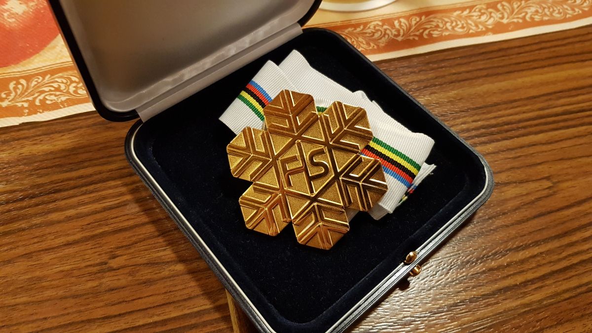 FIS Medaille für Paraski-Langlauf Gesamtsieger