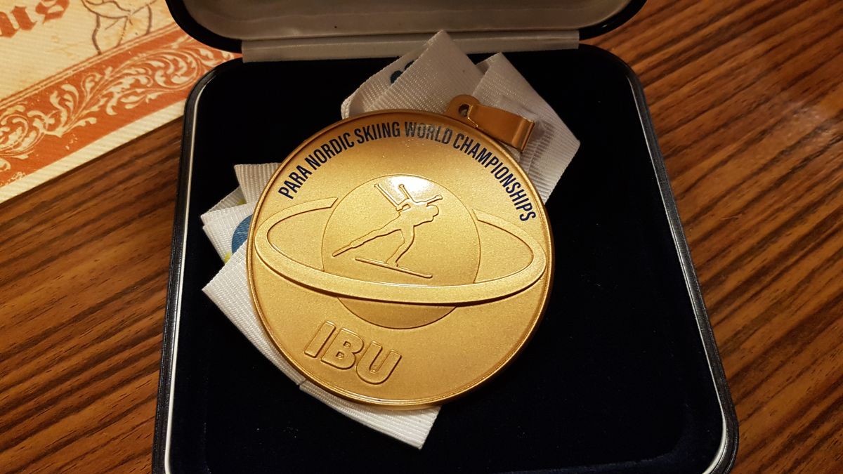 IBU Medaille für Para-Biathlon Gesamtsieger