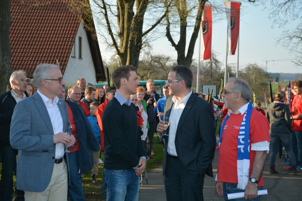 Landrat Edgar Wolff, Simon Schemmp, Bürgermeister Matthias Witlinger, Vorstand Willi Hahner; Bild: SSFC