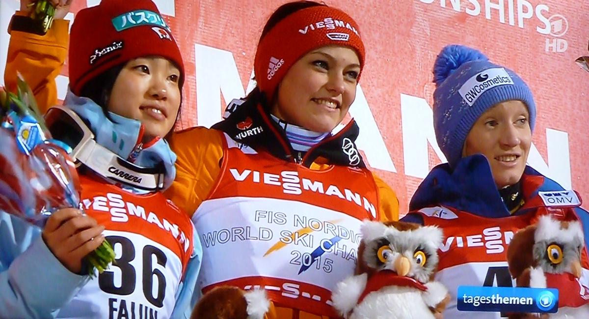 Weltmeistertitel im Skisprung, Carina Vogt (Mitte); Bildquelle: ARD/ZDF