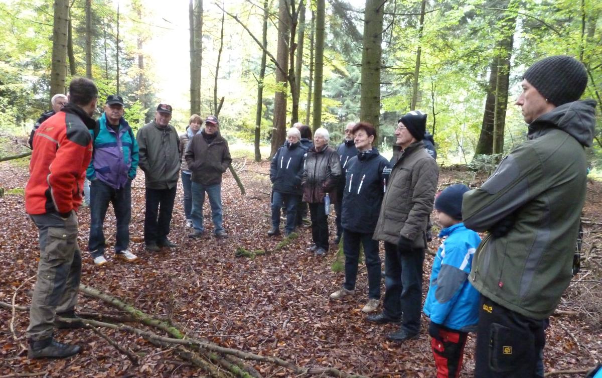 Jörg erklärt die Waldwirtschaft; Bild: SSFC